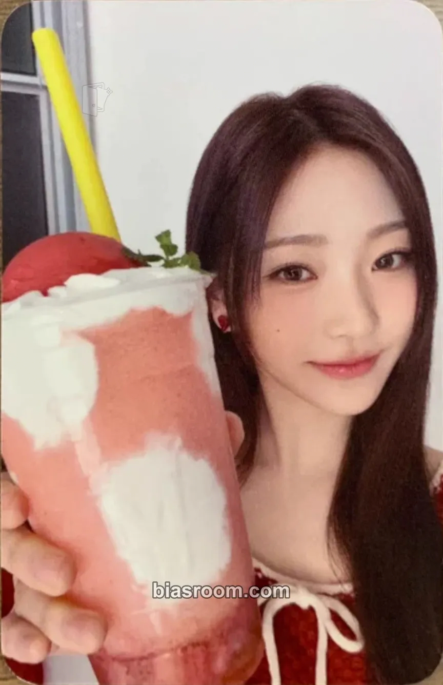 Stella Mega Coffee Photocard - Hearts2Hearts - Hearts2Hearts K-pop photocard