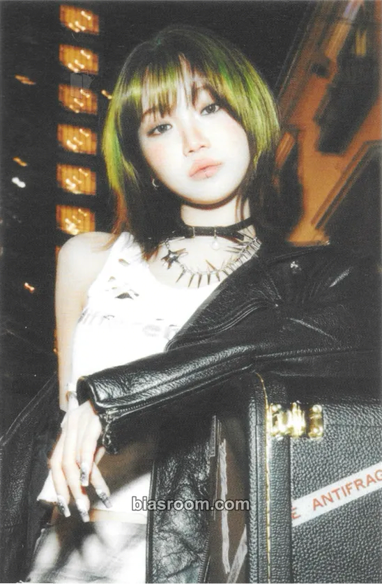 Kim Chaewon DIFFERENT Photocard - LE SSERAFIM - LE SSERAFIM K-pop photocard
