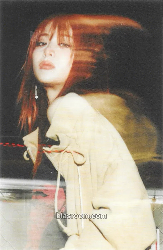 Huh Yunjin DIFFERENT Photocard - LE SSERAFIM - LE SSERAFIM K-pop photocard