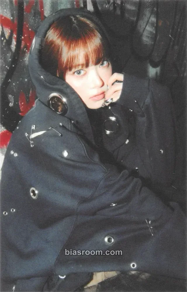 LE SSERAFIM - Hong Eunchae - DIFFERENT Album pob (pre-order benefit) tower records japan sticker