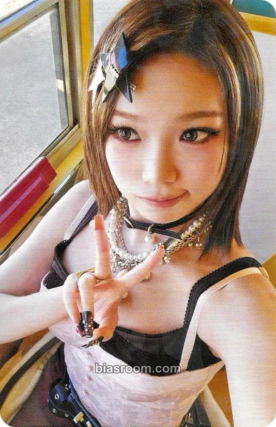 Kim Chaewon DIFFERENT Photocard - LE SSERAFIM - LE SSERAFIM K-pop photocard