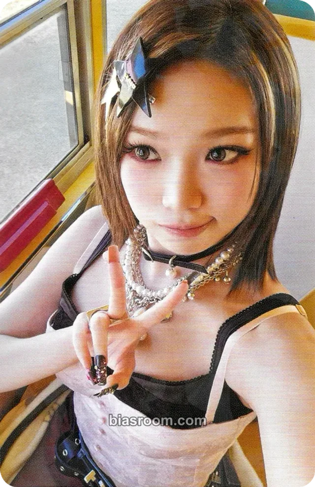 LE SSERAFIM - Kim Chaewon - DIFFERENT Album pob (pre-order benefit) weverse japan shop (wvj) holographic (hologram)