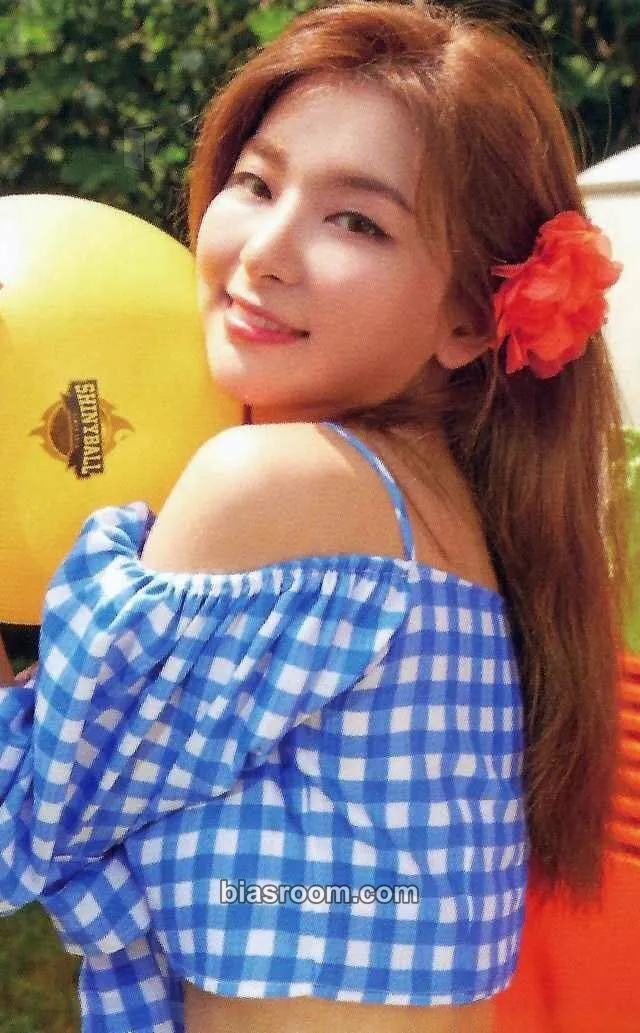 Seulgi 2019 SM ARTIST + PANTONE Photocard - Red Velvet - Red Velvet K-pop photocard