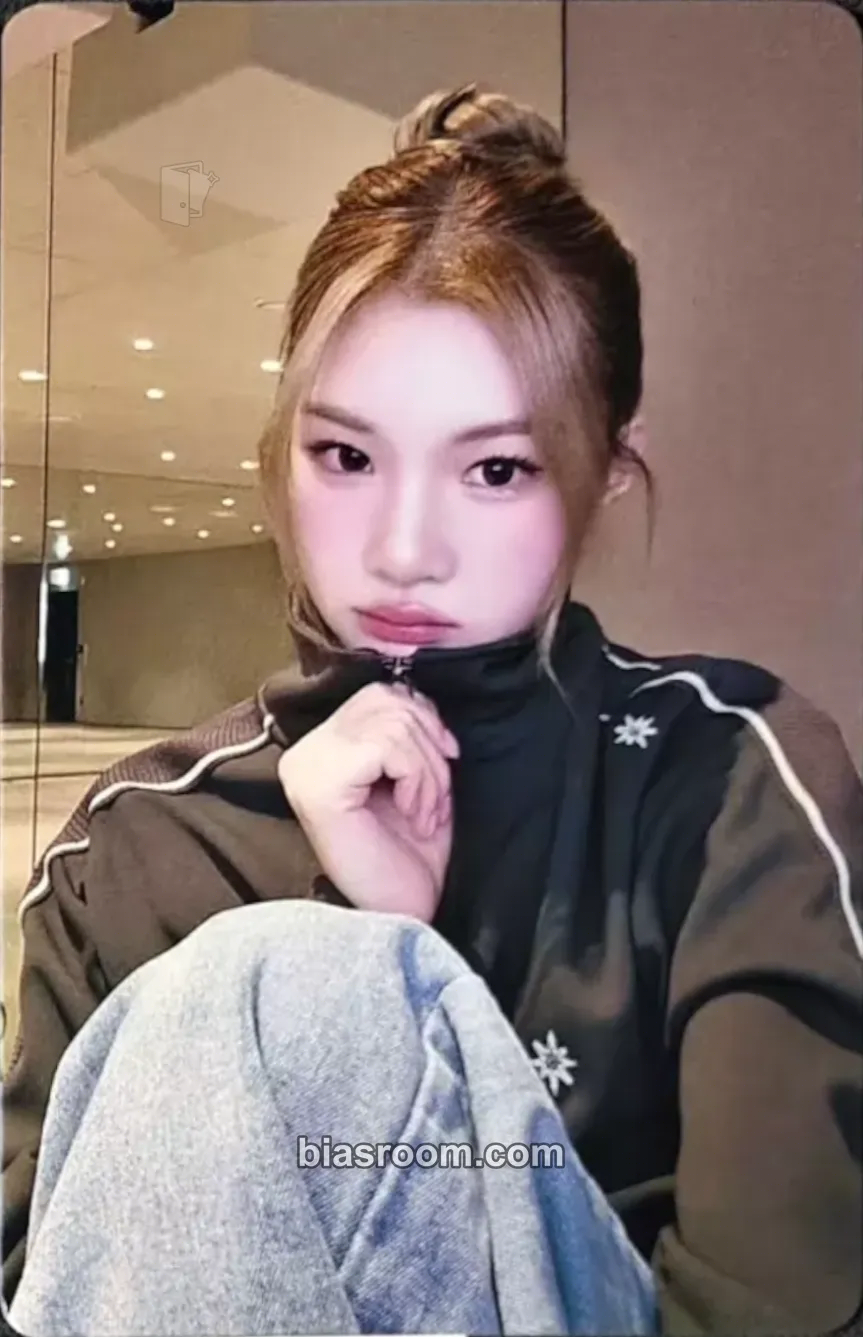 Juun The Chase Photocard - Hearts2Hearts - Hearts2Hearts K-pop photocard