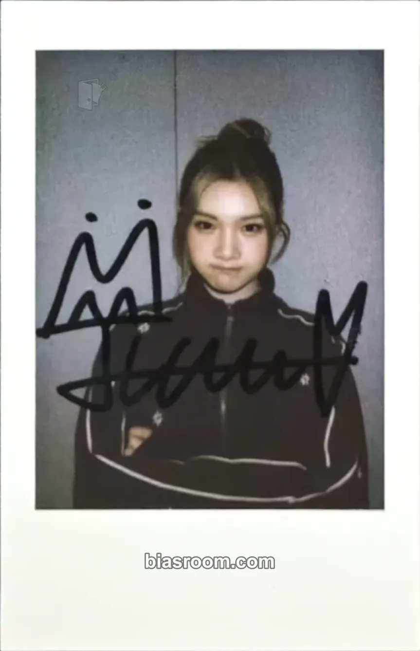 Juun The Chase Photocard - Hearts2Hearts - Hearts2Hearts K-pop photocard