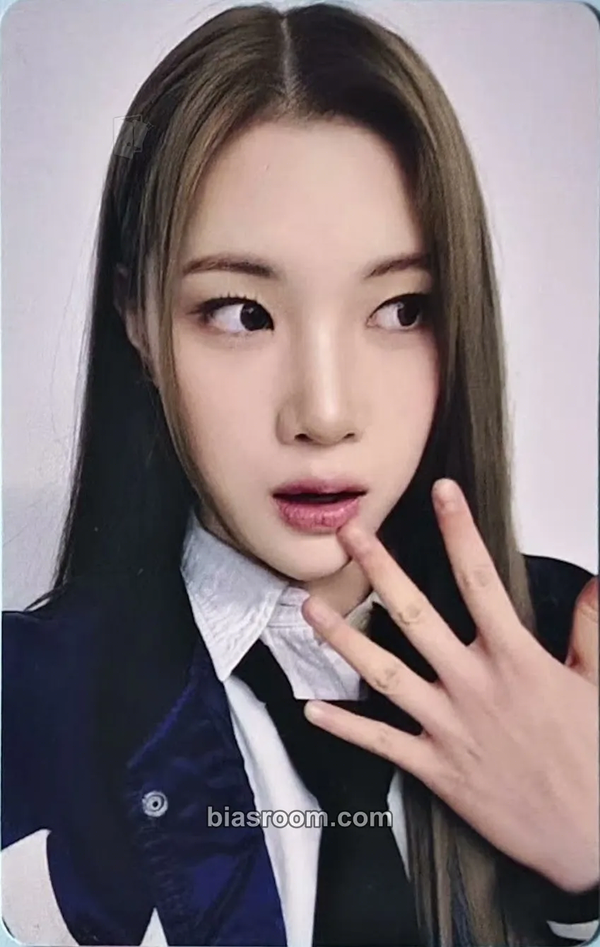 Juun The Chase Photocard - Hearts2Hearts - Hearts2Hearts K-pop photocard