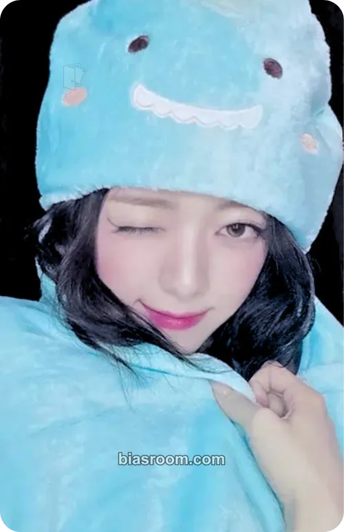 Yuna Ice Cream Photocard - ITZY - ITZY K-pop photocard