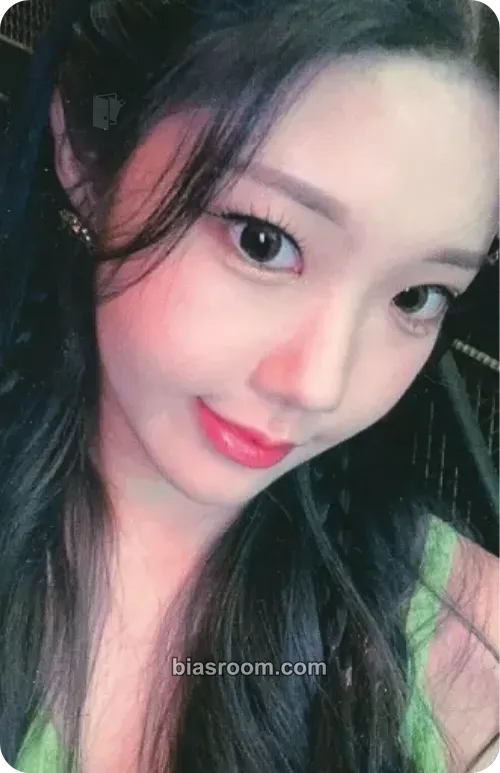 Chaewon LIVES ACROSS Photocard - CLASSy - CLASSy K-pop photocard