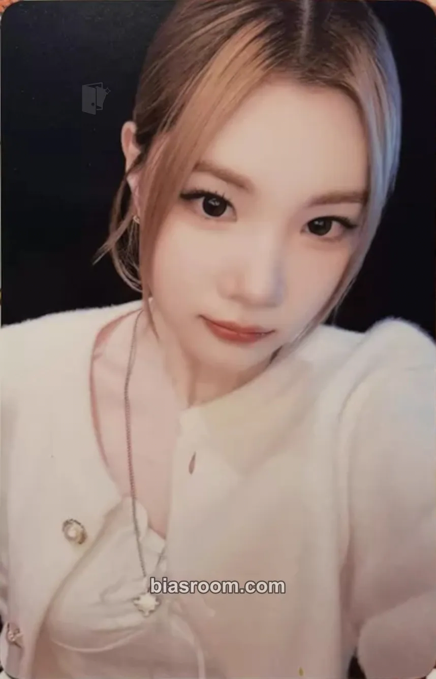 Juun The Chase Photocard - Hearts2Hearts - Hearts2Hearts K-pop photocard