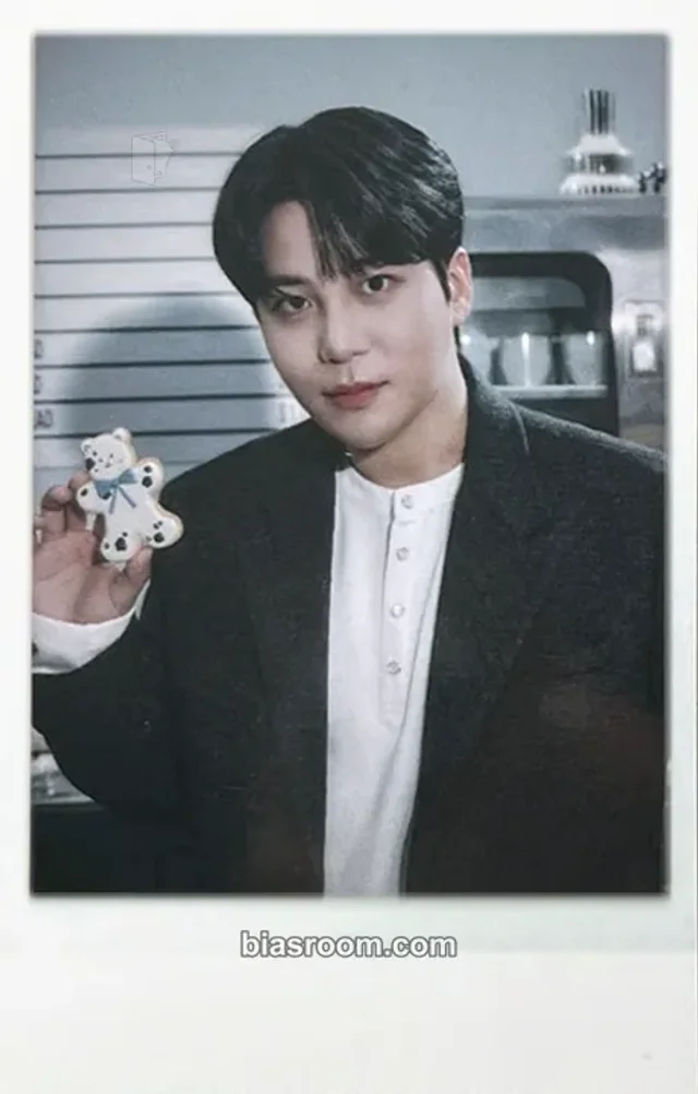 ATEEZ - Jongho - 2026 Season's Greetings - Pastry Shop Other season's greetings dear my muse (dmm) pob (pre-order benefit) polaroid