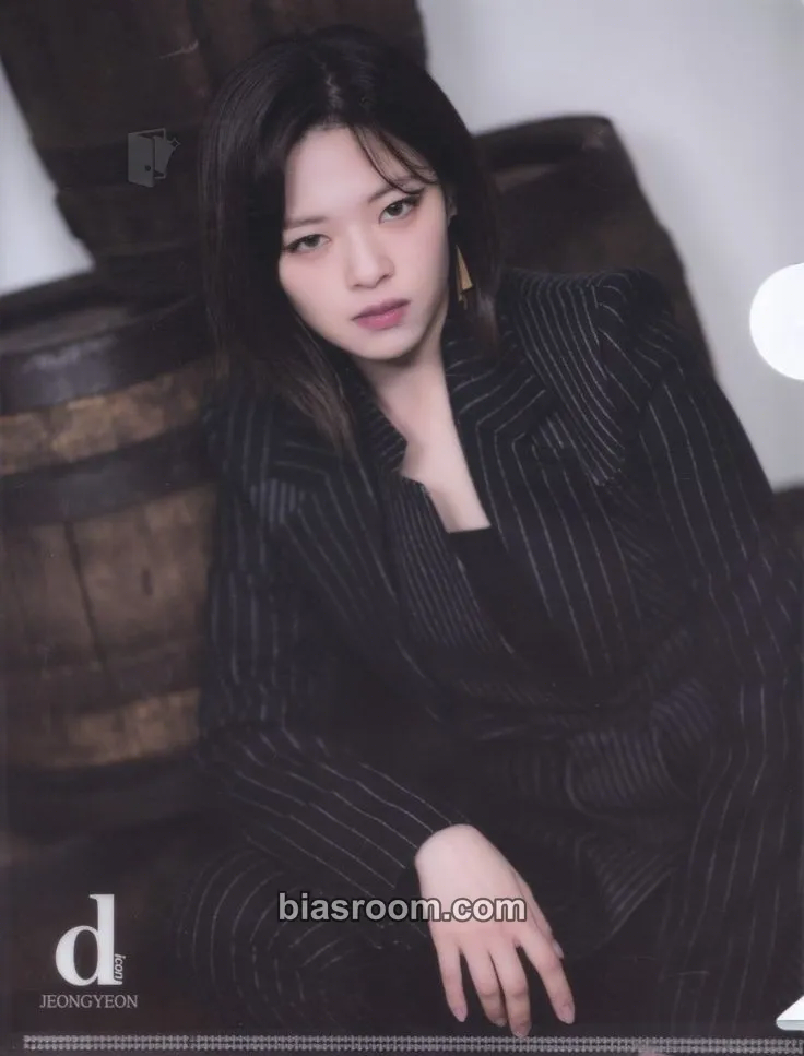 Jeongyeon Dicon Vol7 - YOU ONLY LIVE ONCE Photocard - TWICE - TWICE K-pop photocard