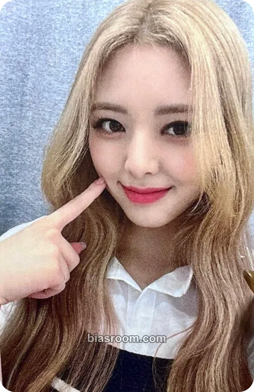 Yuna CHECKMATE Photocard - ITZY - ITZY K-pop photocard