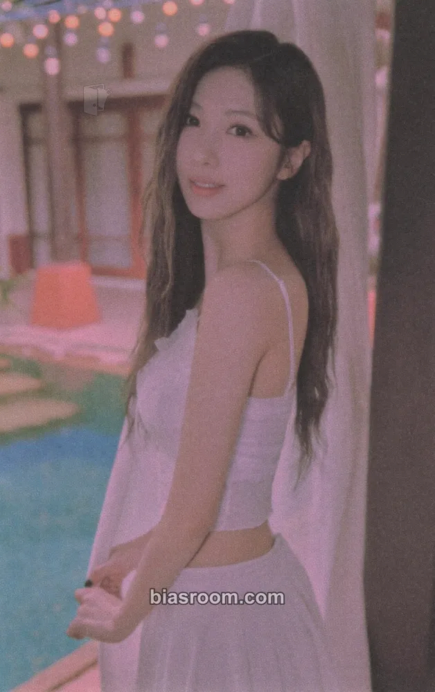 Yoohyeon A dreamy journey to Thailand (Ceci X Dreamcatcher Jiu & Yoohyeon) Photocard - Dreamcatcher - Dreamcatcher K-pop photocard