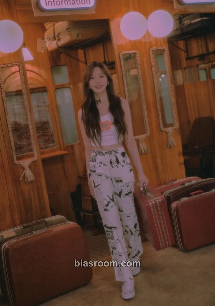 JiU A dreamy journey to Thailand (Ceci X Dreamcatcher Jiu & Yoohyeon) Photocard - Dreamcatcher - Dreamcatcher K-pop photocard