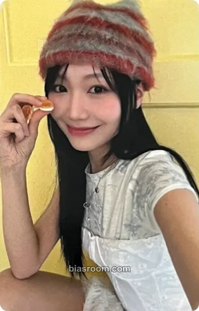 Sujeong Walking on Clouds Photocard - Ryu Sujeong - Ryu Sujeong K-pop photocard