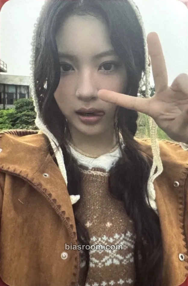 Kya KiiiKiii x Thursday Island Photocard - KiiiKiii - KiiiKiii K-pop photocard