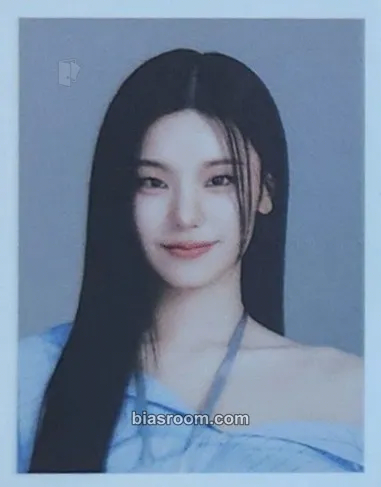 Yeji 2025: Best Friends Forever Season's Greetings Photocard - ITZY - ITZY K-pop photocard