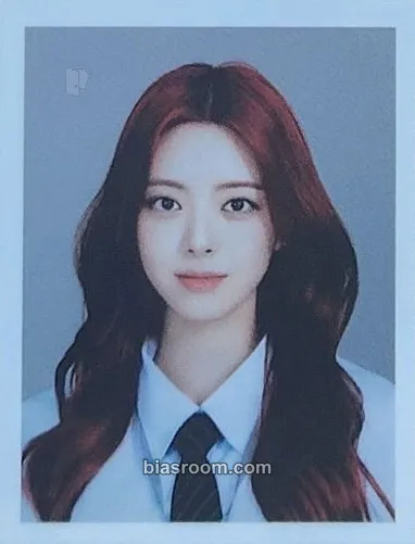 Yuna 2025: Best Friends Forever Season's Greetings Photocard - ITZY - ITZY K-pop photocard