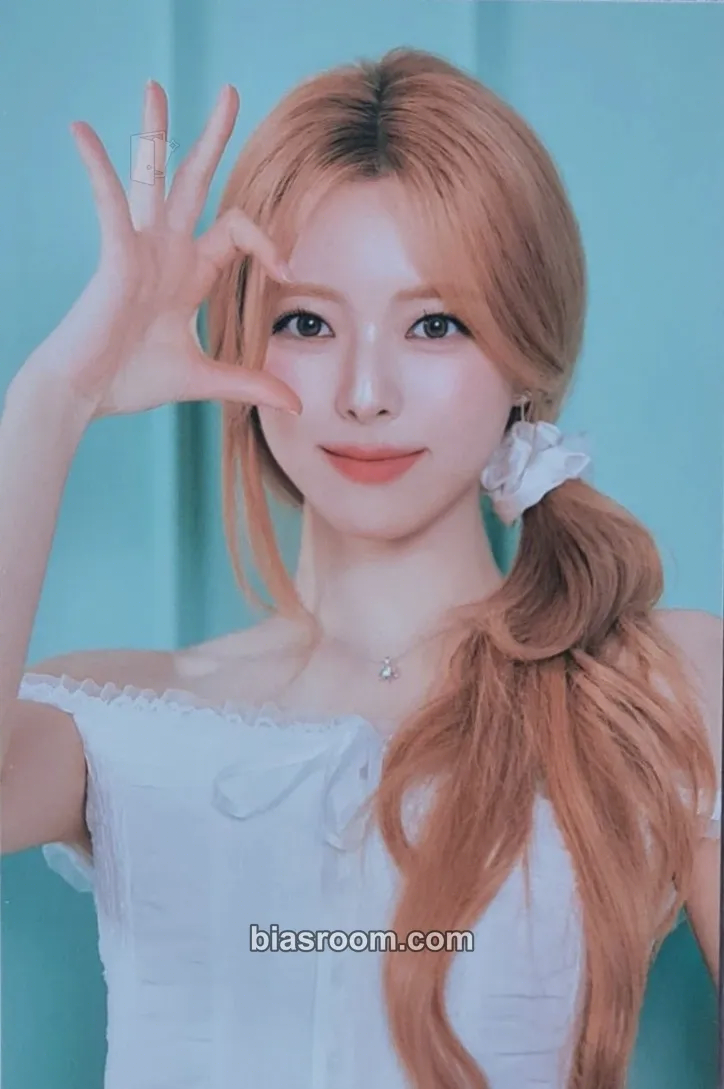 Yuna 2026: Best Friends Forever Season's Greetings Photocard - ITZY - ITZY K-pop photocard