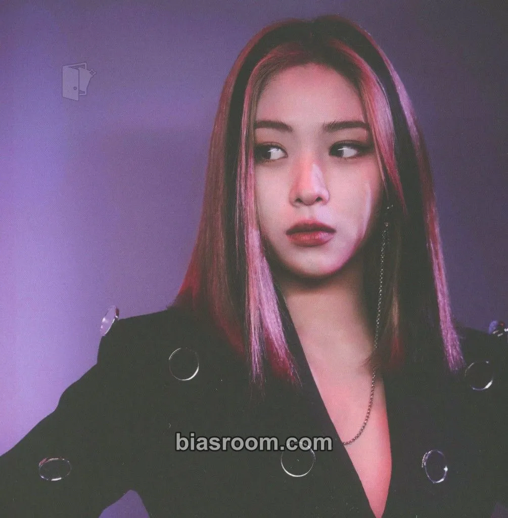 Ryujin GUESS WHO Photocard - ITZY - ITZY K-pop photocard