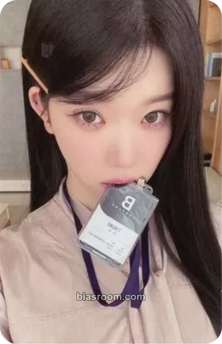 Tsuki 2025 Season's Greetings Photocard - Billlie - Billlie K-pop photocard