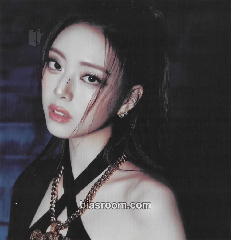 Yuna GOLD Photocard - ITZY - ITZY K-pop photocard