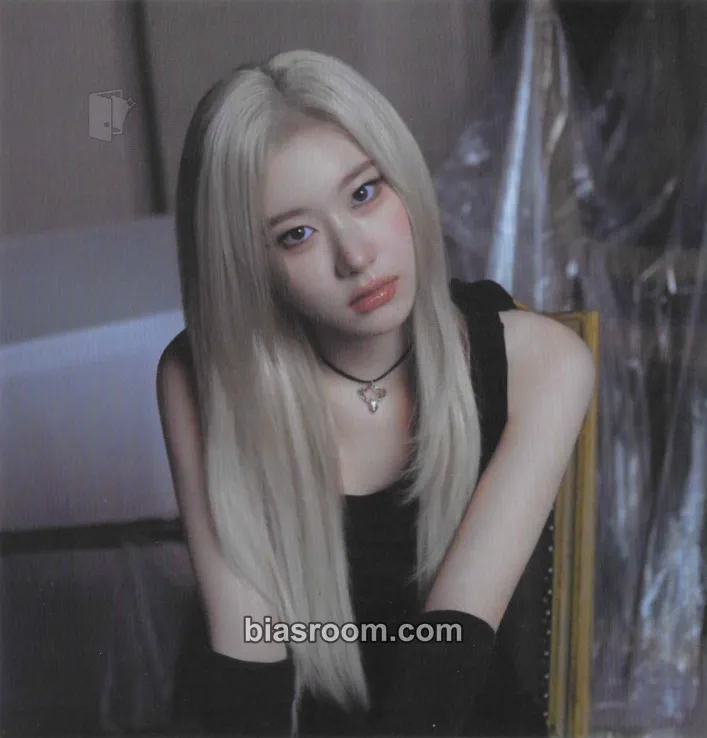 Chaeryeong GOLD Photocard - ITZY - ITZY K-pop photocard
