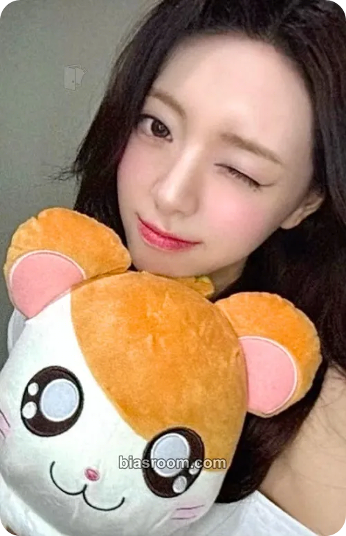 Yuna Ice Cream Photocard - ITZY - ITZY K-pop photocard