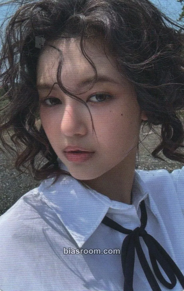 Danielle How Sweet Photocard - NewJeans - NewJeans K-pop photocard