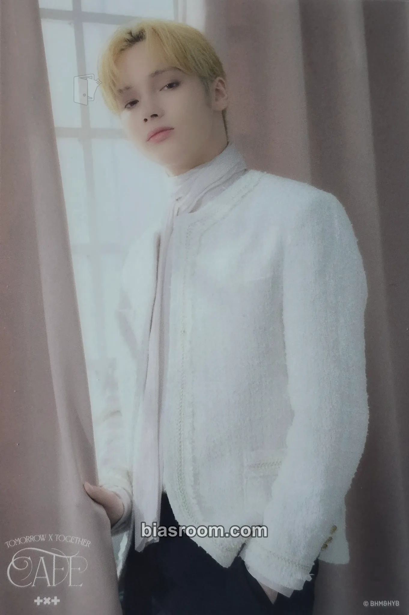 Huening Kai Japan Café Photocard - TOMORROW X TOGETHER - TOMORROW X TOGETHER K-pop photocard