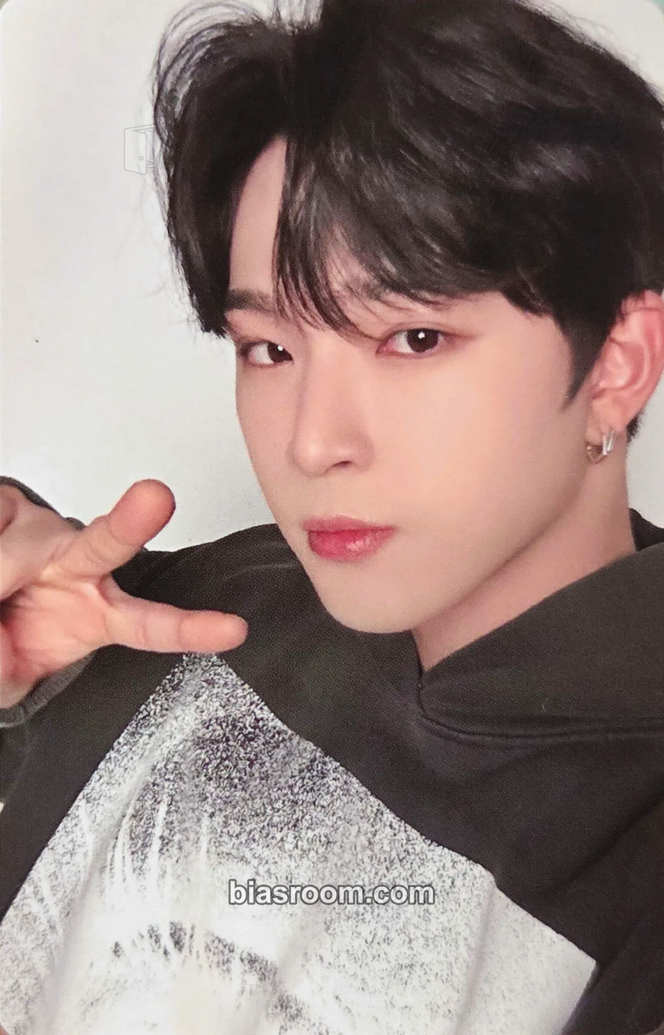 Leedo Season‘s Greeting 2024 - Archive of Moment Photocard - ONEUS - ONEUS K-pop photocard