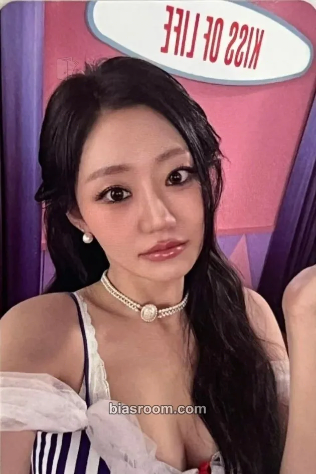 Julie Who Is She Photocard - KISS OF LIFE - KISS OF LIFE K-pop photocard
