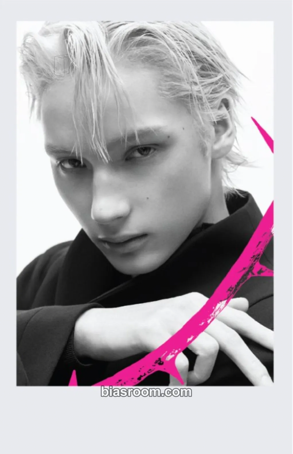 Huening Kai 7TH YEAR: A Moment of Stillness in the Thorns Photocard - TOMORROW X TOGETHER - TOMORROW X TOGETHER K-pop photocard