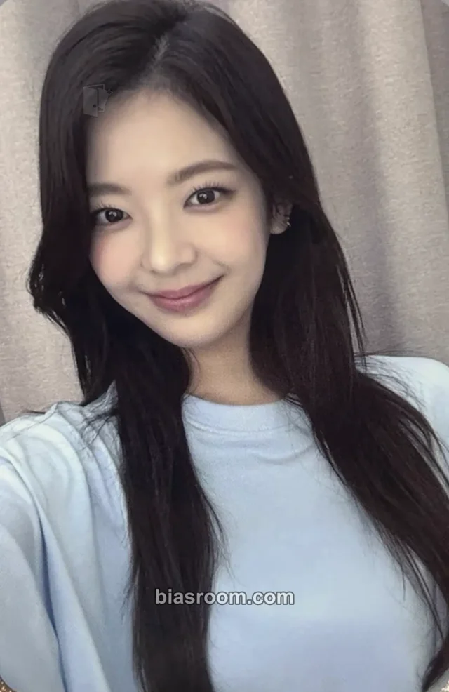 ITZY - Lia - Motto Album merch photocard pop-up store t-shirt