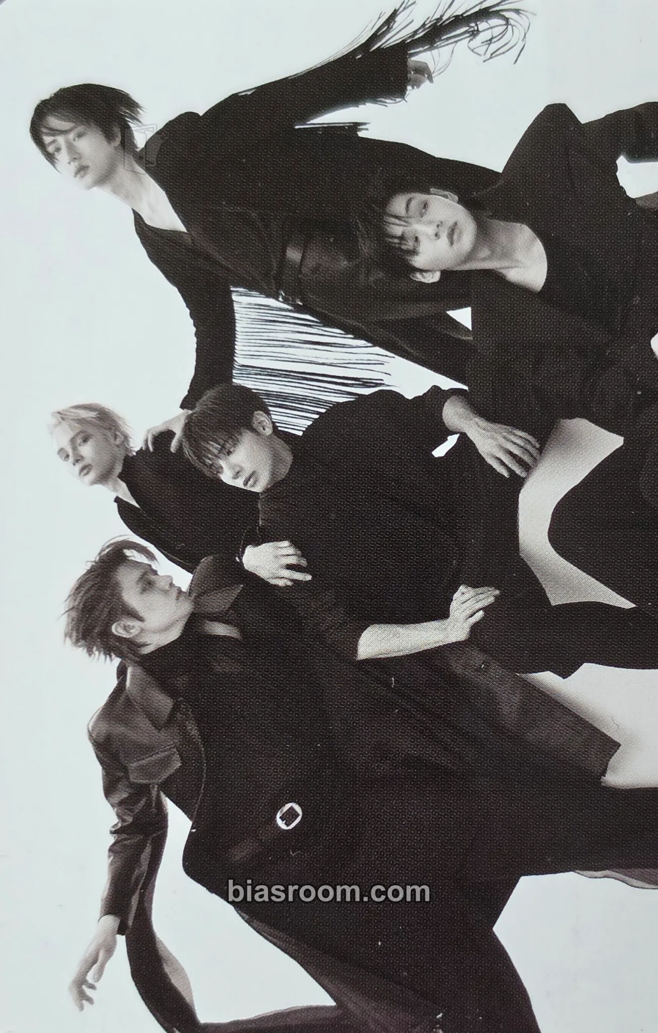 7TH YEAR: A Moment of Stillness in the Thorns Photocard - TOMORROW X TOGETHER - TOMORROW X TOGETHER K-pop photocard