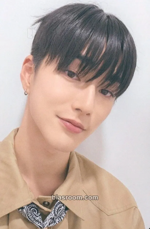 XngHan (ex. Seunghan) Talk Saxy Photocard - RIIZE - RIIZE K-pop photocard