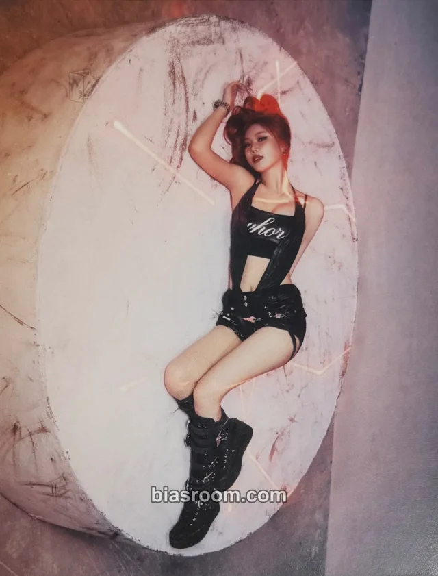 Soojin - Soojin - BADITUDE Album mini poster baddie version album inclusion horizontal