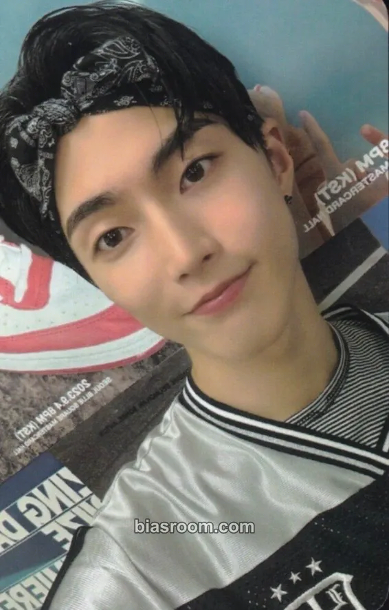 XngHan (ex. Seunghan) Get A Guitar Photocard - RIIZE - RIIZE K-pop photocard