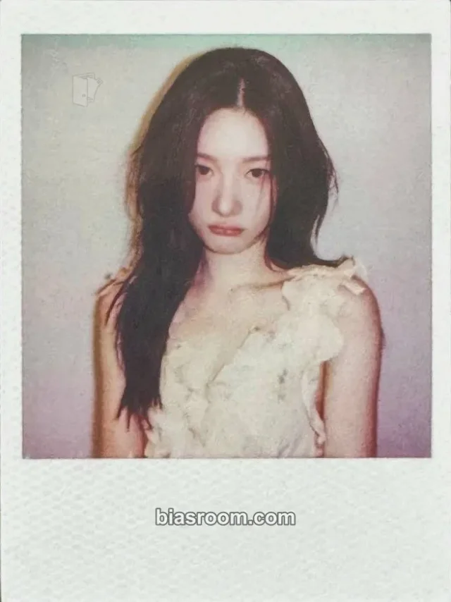 I.O.I - Chaeyeon - LOOP Album polaroid album inclusion