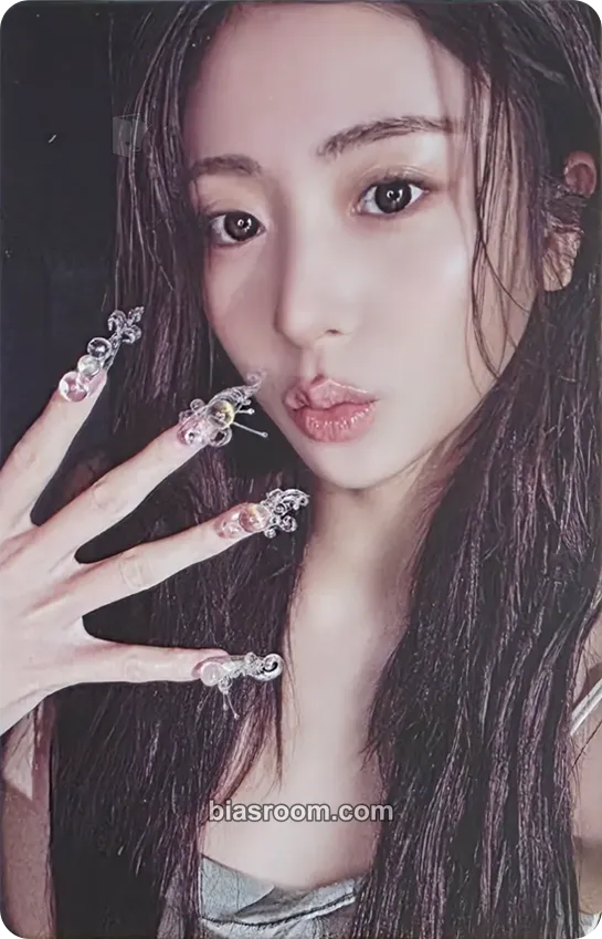 Huh Yunjin PUREFLOW pt.1 Photocard - LE SSERAFIM - LE SSERAFIM K-pop photocard
