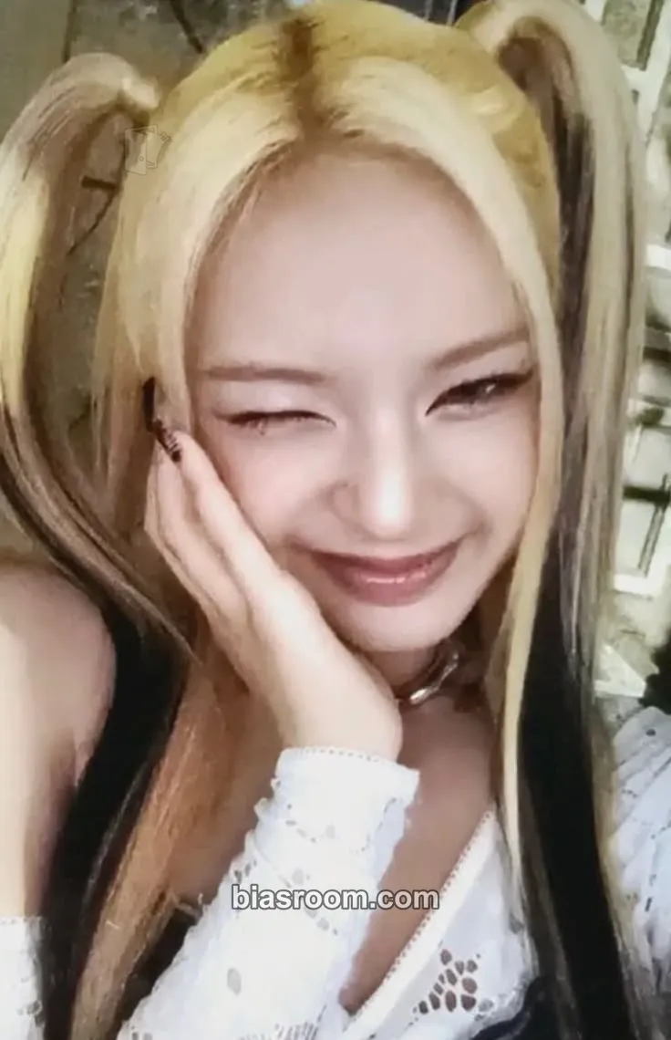 Chiquita BABYMONS7ER Photocard - BABYMONSTER - BABYMONSTER K-pop photocard