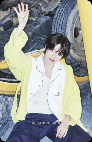 Beomgyu 7TH YEAR: A Moment of Stillness in the Thorns Photocard - TOMORROW X TOGETHER - TOMORROW X TOGETHER K-pop photocard