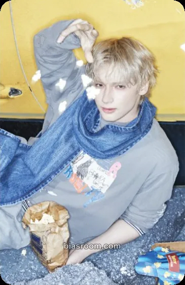 Huening Kai 7TH YEAR: A Moment of Stillness in the Thorns Photocard - TOMORROW X TOGETHER - TOMORROW X TOGETHER K-pop photocard