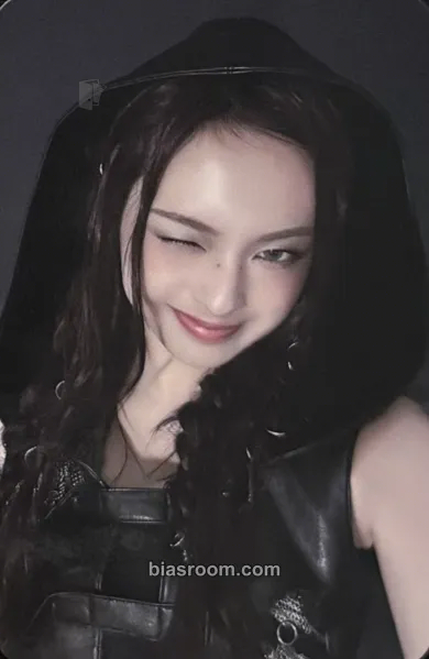 Chiquita WE GO UP Photocard - BABYMONSTER - BABYMONSTER K-pop photocard