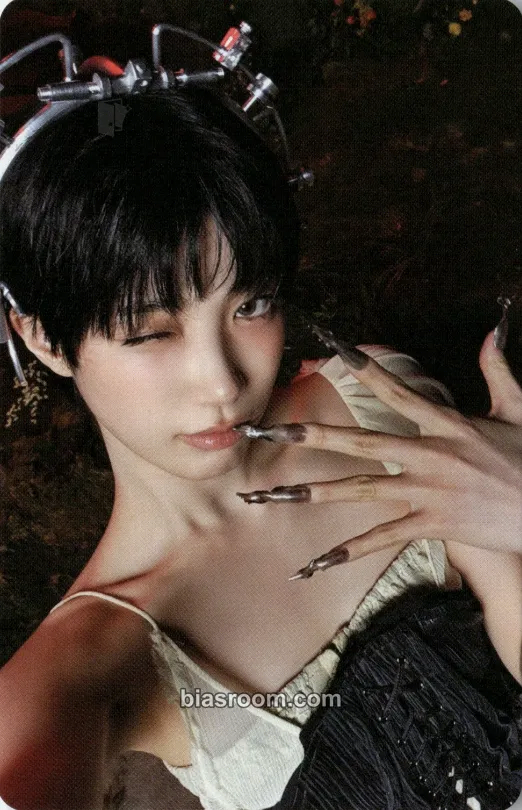 Kazuha PUREFLOW pt.1 Photocard - LE SSERAFIM - LE SSERAFIM K-pop photocard