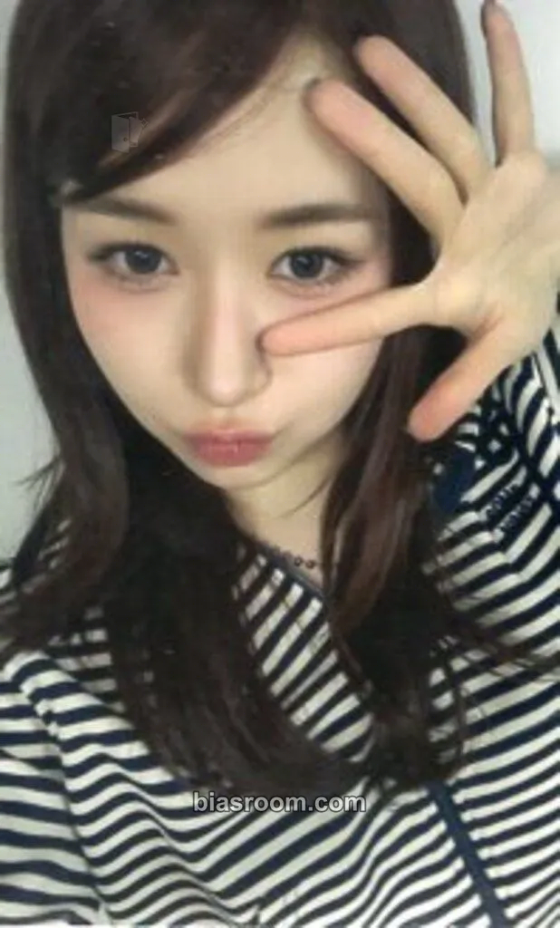 Momona WHO I AM Photocard - ME:I - ME:I K-pop photocard