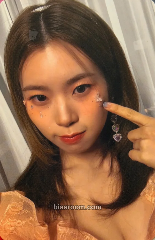 Miku I:MOND Under My K-pop photocard