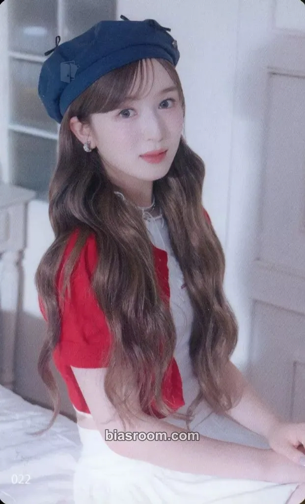 Suzu 2024 ME:ICONIC Sweet Holiday Photocard - ME:I - ME:I K-pop photocard