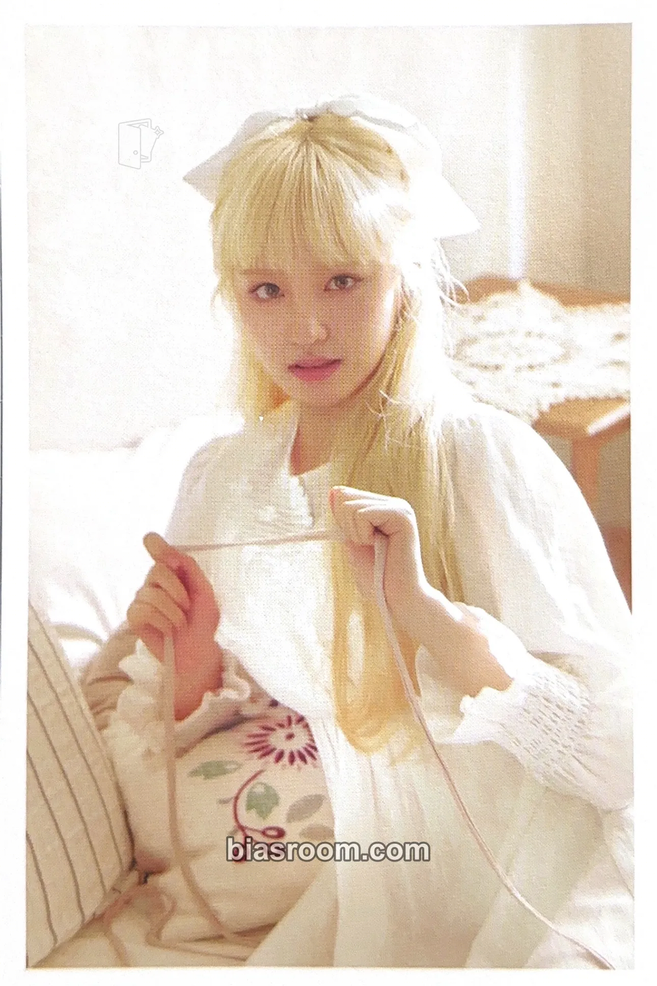 Liz 2022 Season's Greetings: A Ray of Sunshine Photocard - IVE - IVE K-pop photocard