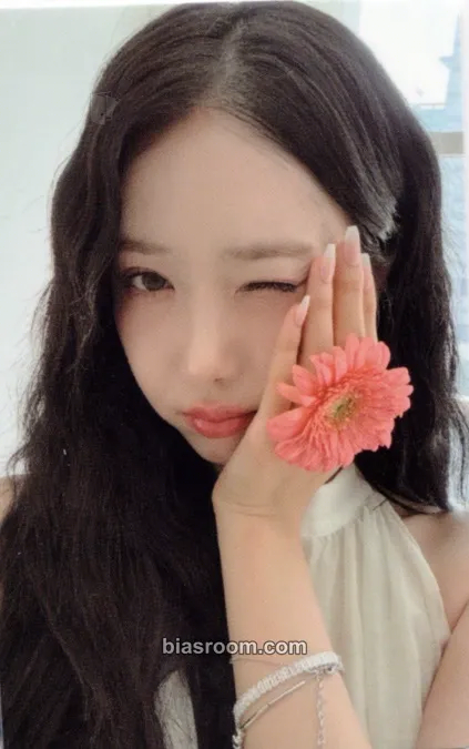 SinB Viviz Museum 2025 Season's Greeting Photocard - VIVIZ - VIVIZ K-pop photocard